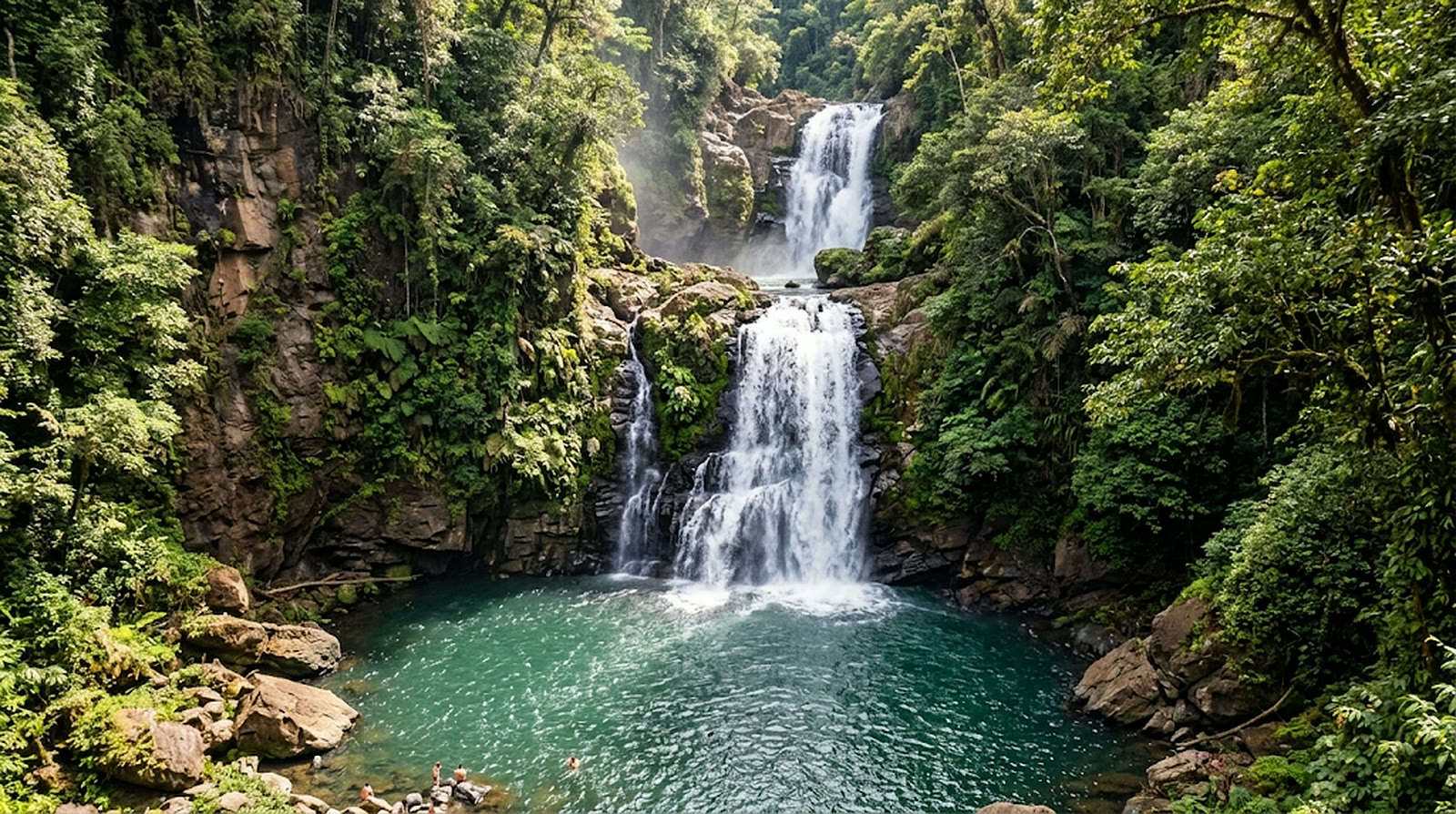 Cataratas Nauyaca y Marino Ballena